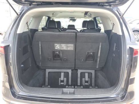 Used 2022 Kia Carnival LX FWD image 9