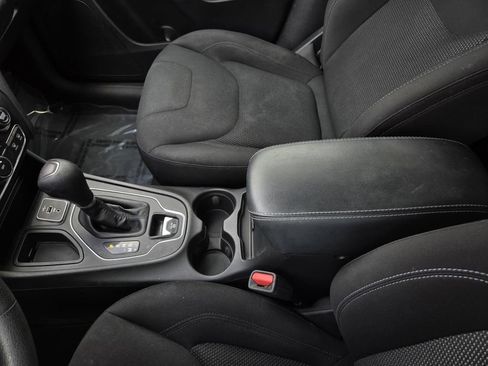 Used 2019 Jeep Cherokee Latitude w/ Popular Appearance Group FWD image 33