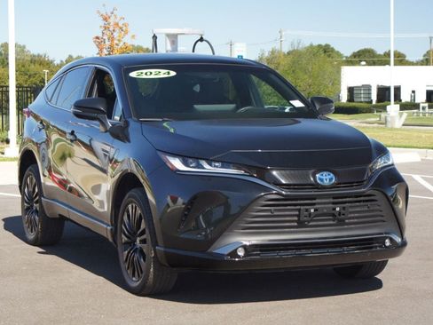 Used 2024 Toyota Venza Nightshade image 2