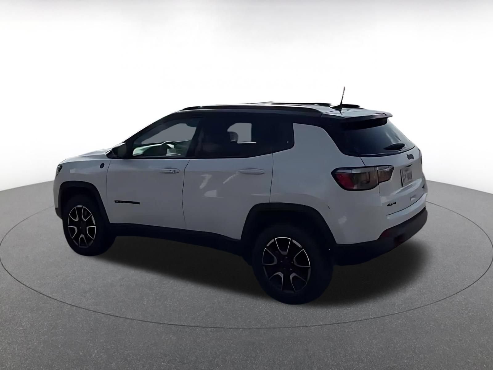 Used 2025 Jeep Compass Trailhawk AWD/4WD image 8