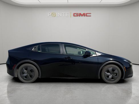 Used 2025 Toyota Prius LE FWD image 2