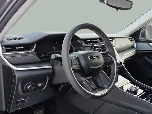 Used 2023 Jeep Grand Cherokee Laredo image 12