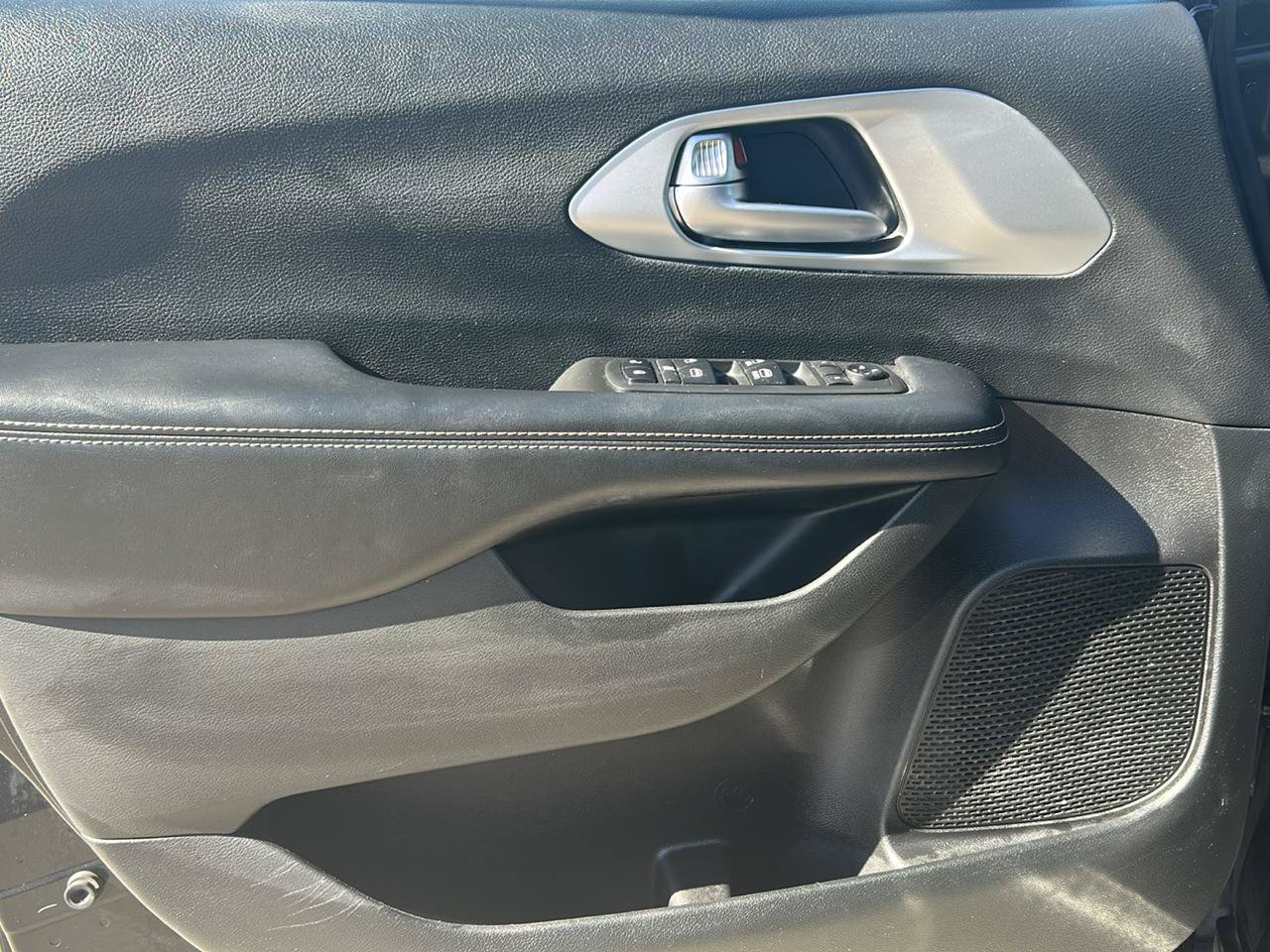 Used 2019 Chrysler Pacifica Touring-L w/ Advanced Safetytec Group FWD image 8