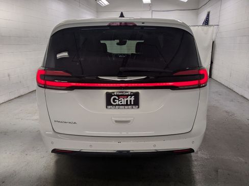 Certified 2023 Chrysler Pacifica Touring-L FWD image 8