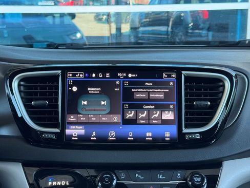 Used 2024 Chrysler Pacifica Touring-L image 17