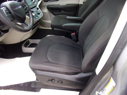 Used 2017 Chrysler Pacifica Touring image 21