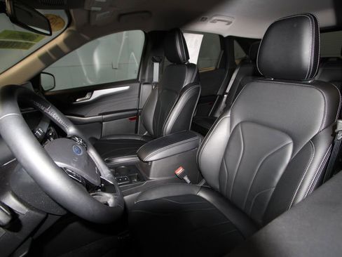 Used 2025 Ford Escape SE w/ PHEV Premium Package image 4