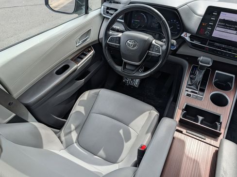 Used 2023 Toyota Sienna XLE image 9