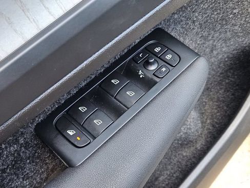 Certified 2026 Volvo XC40 B5 Plus AWD/4WD image 22