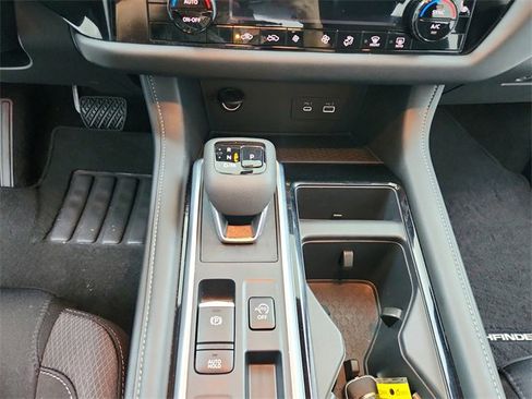 Used 2024 Nissan Pathfinder SV image 24