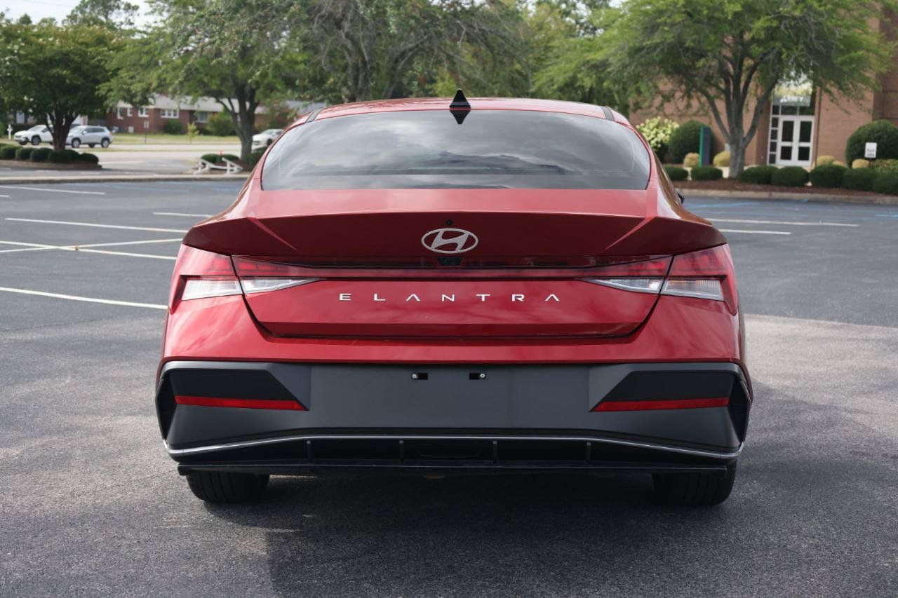 Used 2024 Hyundai Elantra SEL w/ Convenience Package FWD image 4