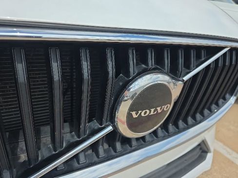 Used 2022 Volvo XC60 B5 Momentum AWD/4WD image 9