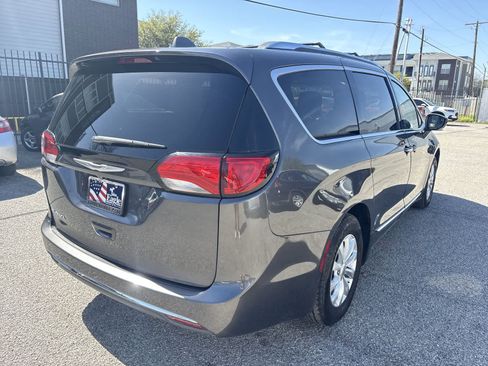 Used 2019 Chrysler Pacifica Touring-L image 14