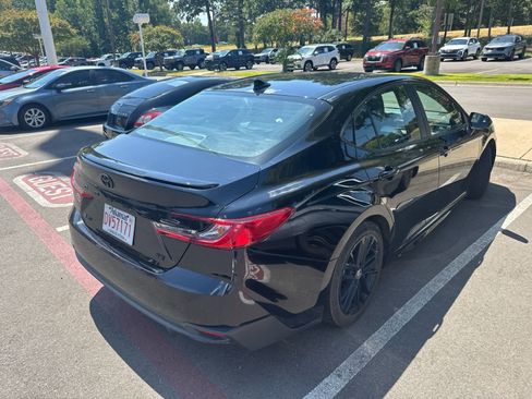 Used 2025 Toyota Camry SE w/ Convenience Package FWD image 4