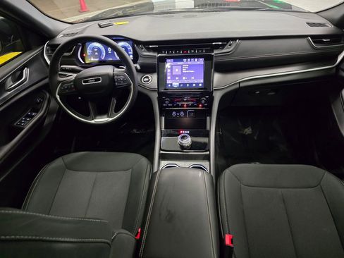 Used 2025 Jeep Grand Cherokee Laredo X image 32