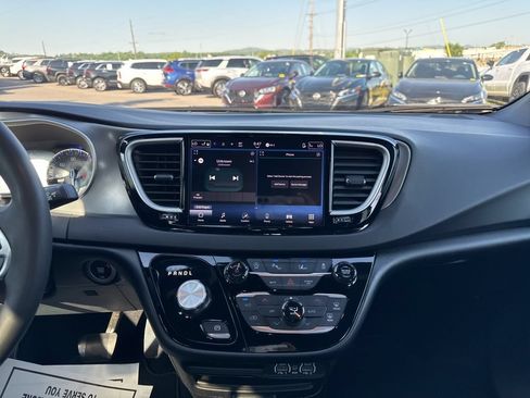 Used 2025 Chrysler Pacifica Select FWD image 19