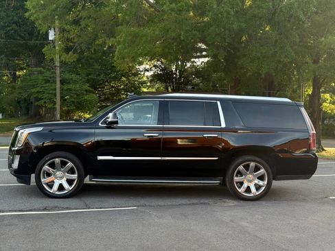 Used 2018 Cadillac Escalade ESV Luxury AWD/4WD image 3
