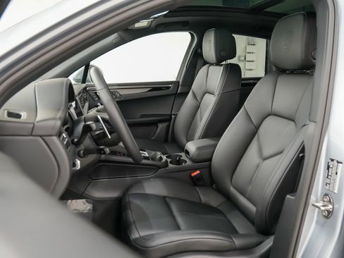 New 2026 Porsche Macan image 5