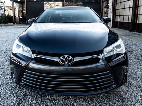 Used 2015 Toyota Camry SE image 2