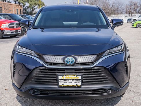 Used 2021 Toyota Venza LE image 2