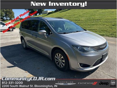Used 2018 Chrysler Pacifica Touring-L FWD image 1