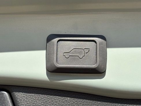 Used 2021 Toyota RAV4 XLE Premium image 7