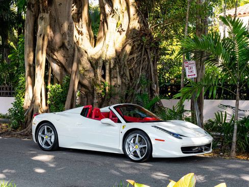 Used 2013 Ferrari 458 Spider image 2