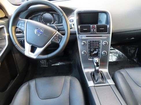 Used 2016 Volvo XC60 T6 w/ Proximity Package FWD image 12