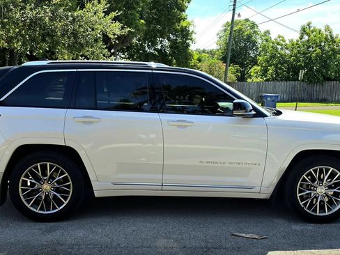 Used 2023 Jeep Grand Cherokee Summit w/ Luxury Tech Group V AWD/4WD image 10