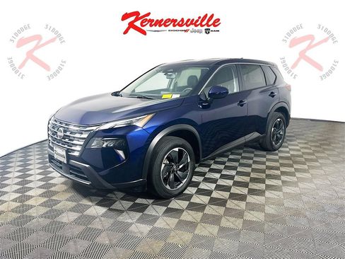 Used 2024 Nissan Rogue SV image 3