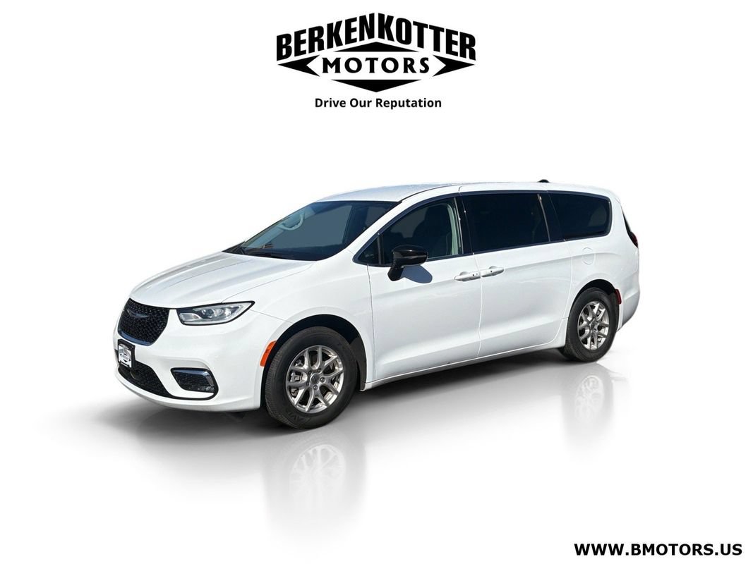 Used 2024 Chrysler Pacifica Touring-L FWD image 7