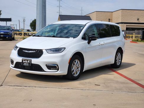 Used 2024 Chrysler Pacifica Touring-L FWD image 2
