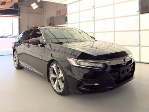 Used 2018 Honda Accord Touring image 3