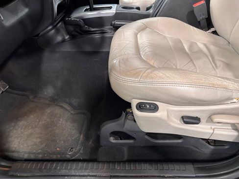 Used 2004 Jeep Liberty Limited w/ 17" Chrome Wheel & Tire Group image 11