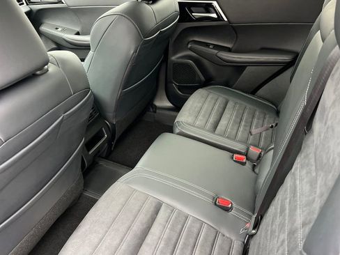 New 2025 Mitsubishi Outlander SE image 13