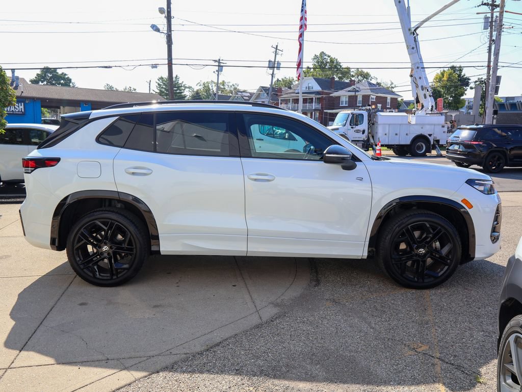 Certified 2025 Volkswagen Tiguan SE R-Line AWD/4WD image 6