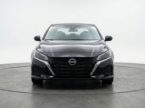 Used 2025 Nissan Altima 2.5 SV image 2