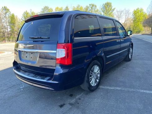 Used 2013 Chrysler Town & Country Touring-L w/ Entertainment Group #2 image 5