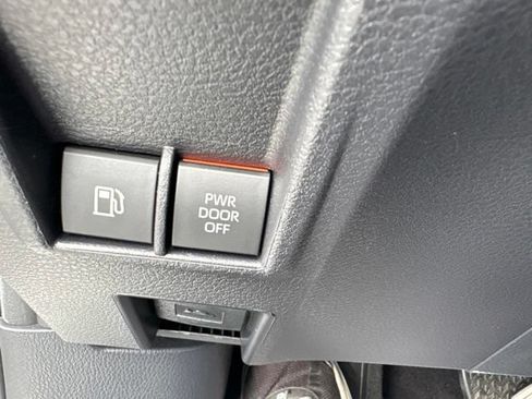 Used 2026 Toyota Sienna XLE FWD image 15