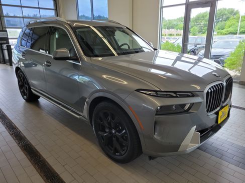 Used 2025 BMW X7 xDrive40i AWD/4WD image 3