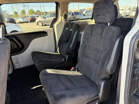 Used 2016 Dodge Grand Caravan SXT image 18