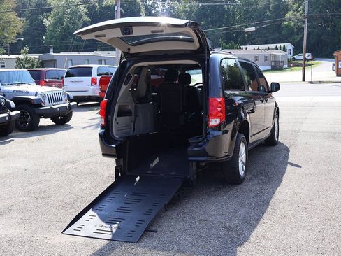 Used 2018 Dodge Grand Caravan SXT FWD image 2