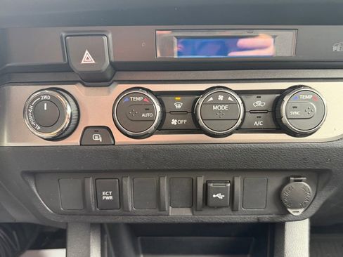 Used 2022 Toyota Tacoma SR AWD/4WD image 26