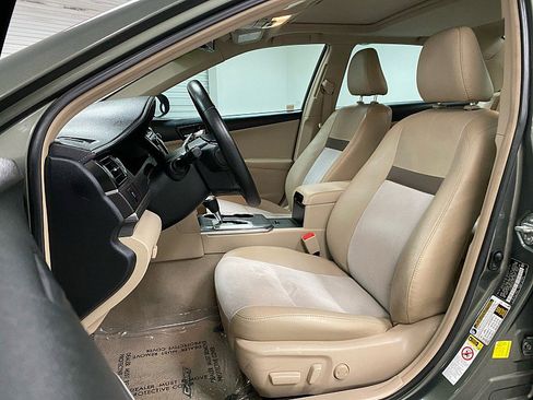 Used 2012 Toyota Camry XLE w/ Leather Pkg image 10