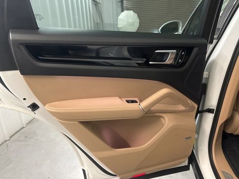 Used 2019 Porsche Cayenne S image 31
