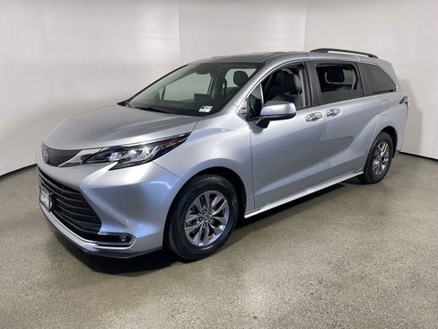 Certified 2023 Toyota Sienna XLE image 7