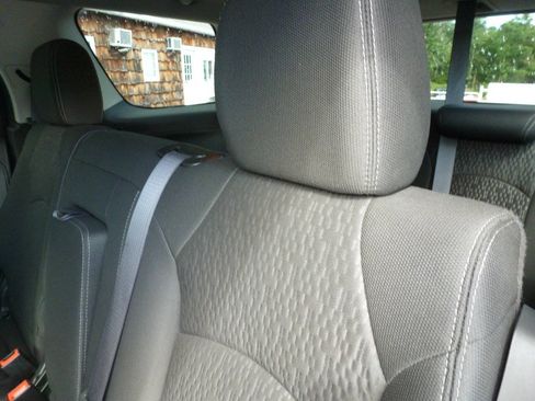 Used 2013 GMC Acadia SLE FWD image 25