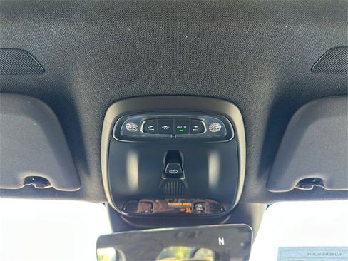 Used 2021 Volvo XC40 T5 R-Design w/ Climate Package image 28