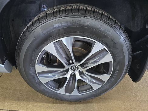 Used 2021 Toyota Highlander XLE AWD/4WD image 35