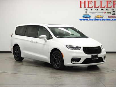 Used 2022 Chrysler Pacifica Limited w/ Uconnect Theater Family Group